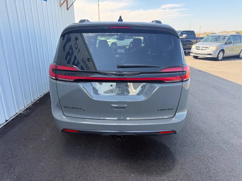 Used 2025 Chrysler Pacifica Limited w/ Trailer Tow Group FWD image 7