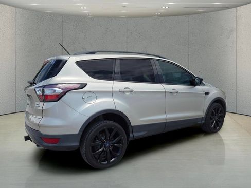 Used 2017 Ford Escape SE w/ SE Sport Appearance Package AWD/4WD image 3