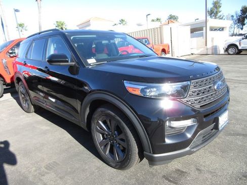 Certified 2022 Ford Explorer XLT w/ Equipment Group 202A image 4