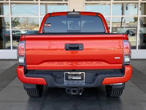 Used 2018 Toyota Tacoma TRD Sport AWD/4WD image 12