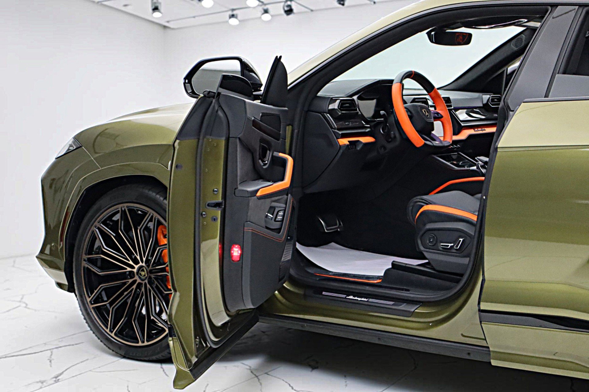 Used 2026 Lamborghini Urus SE AWD/4WD image 8