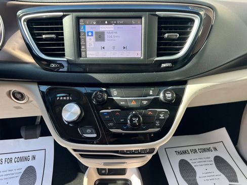 Used 2023 Chrysler Voyager LX image 23