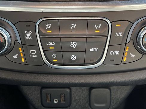 Used 2023 Chevrolet Traverse LT AWD/4WD image 37