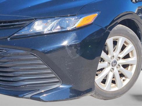 Used 2020 Toyota Camry LE image 4