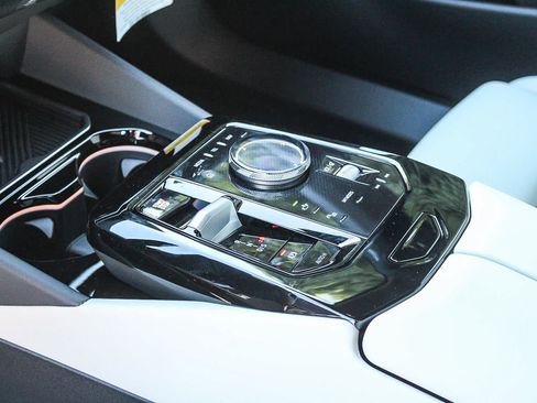 Used 2026 BMW 530i w/ M Sport Package RWD image 19