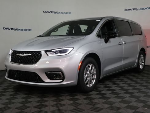 New 2026 Chrysler Pacifica Select image 12