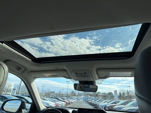 Used 2022 Toyota Highlander XLE image 18