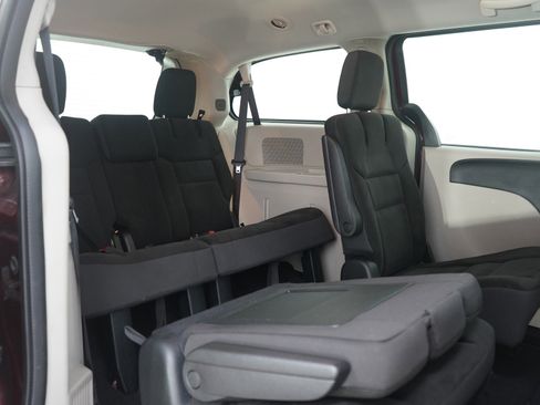 Used 2018 Dodge Grand Caravan SE image 12