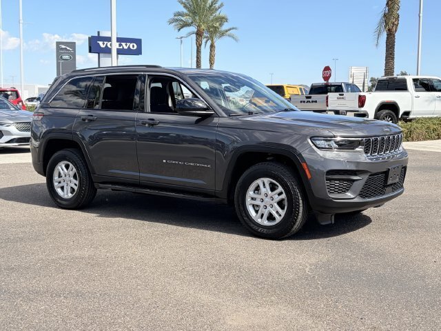 Used 2022 Jeep Grand Cherokee Laredo w/ Luxury Tech Group I AWD/4WD image 4