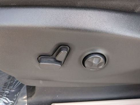 Used 2023 Chrysler Pacifica Touring-L FWD image 13