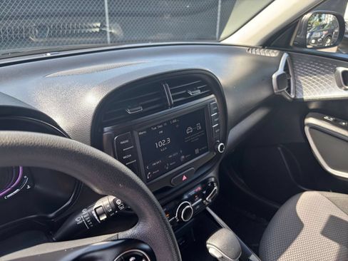 Used 2025 Kia Soul LX w/ LX Technology Package FWD image 19