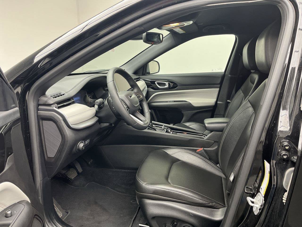 Used 2025 Jeep Compass Limited AWD/4WD image 8