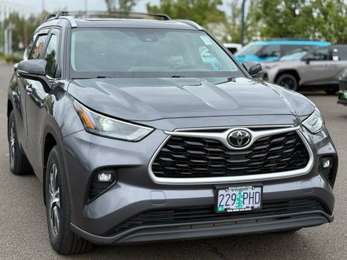 Used 2023 Toyota Highlander XLE AWD/4WD image 7