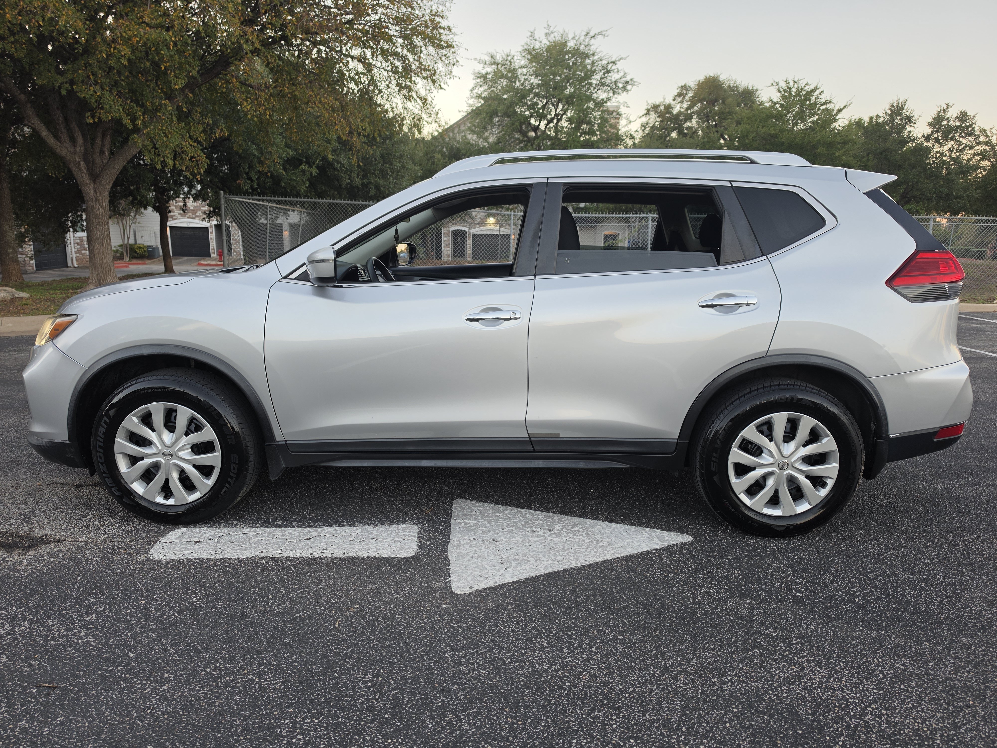 Used 2017 Nissan Rogue S w/ S Appearance Package FWD image 4