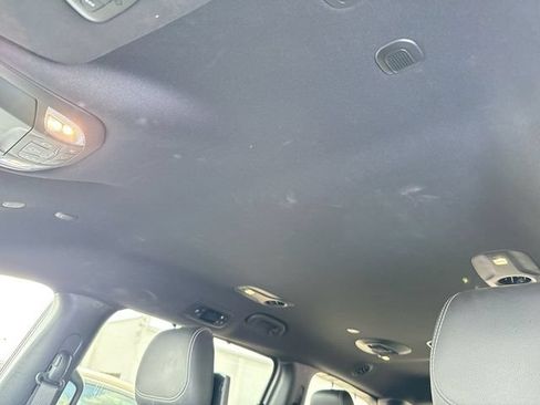 Used 2021 Chrysler Pacifica Touring-L w/ Uconnect Theater Family Group FWD image 10