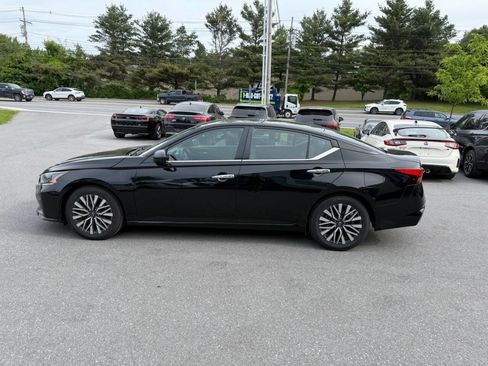 Used 2024 Nissan Altima 2.5 SV FWD image 9