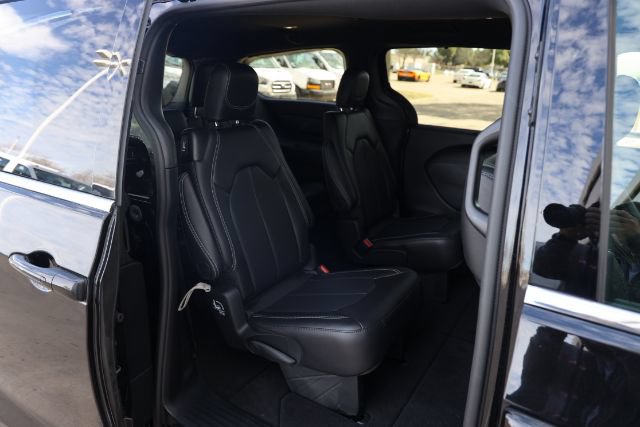 Used 2026 Chrysler Pacifica Select FWD image 27