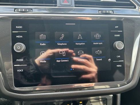 Certified 2024 Volkswagen Tiguan SE w/ Panoramic Sunroof Package AWD/4WD image 12