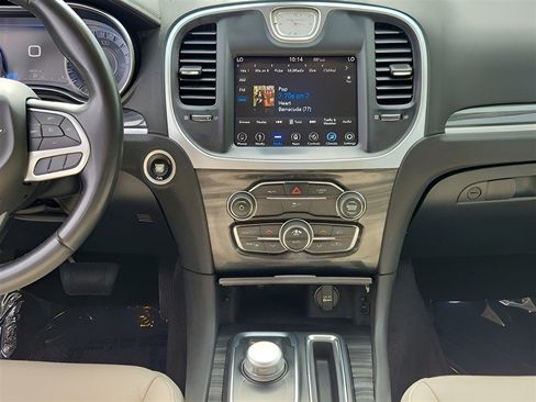 Used 2018 Chrysler 300 Touring L AWD/4WD image 18