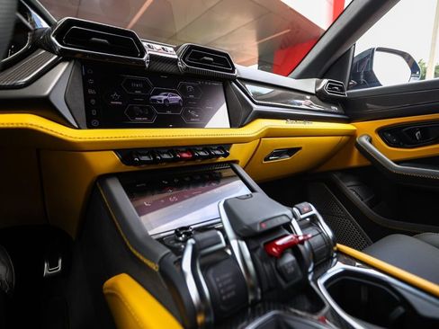 Used 2025 Lamborghini Urus SE AWD/4WD image 47