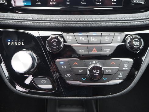 New 2025 Chrysler Pacifica Select w/ Uconnect Theater Family Group image 28