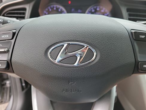 Used 2019 Hyundai Elantra SE FWD image 21