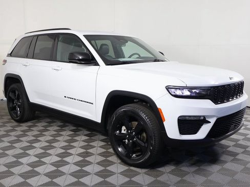 Used 2025 Jeep Grand Cherokee Limited w/ Black Appearance Package AWD/4WD image 3