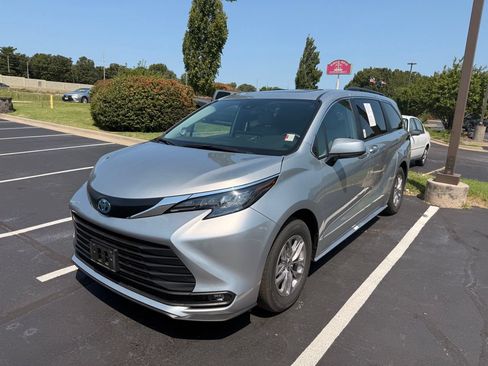 Certified 2025 Toyota Sienna XLE w/ XLE Plus Package AWD/4WD image 3