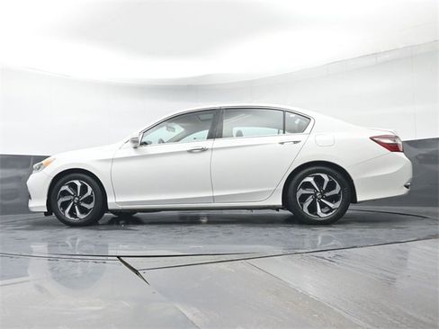 Used 2017 Honda Accord EX image 31