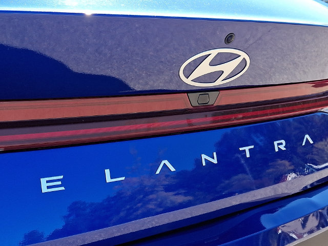 Certified 2025 Hyundai Elantra Limited FWD image 40