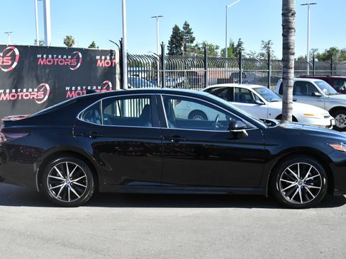 Used 2023 Toyota Camry SE FWD image 9