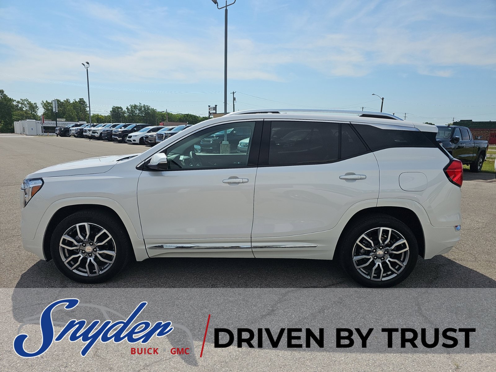 Used 2024 GMC Terrain Denali w/ Denali Premium Package AWD/4WD image 6