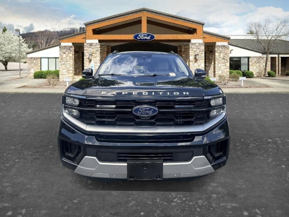 Used 2025 Ford Expedition Max Platinum w/ Driver's Package AWD/4WD image 2