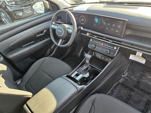 Certified 2025 Hyundai Tucson SE image 12