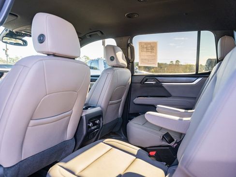 Used 2024 GMC Acadia Elevation w/ Black Edition image 17