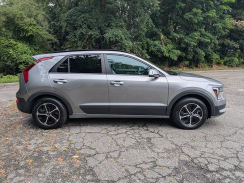 Used 2025 Kia Niro EX FWD image 3