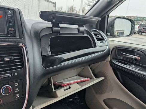 Used 2019 Dodge Grand Caravan SXT FWD image 18