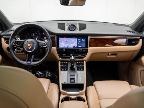 Certified 2023 Porsche Macan image 11