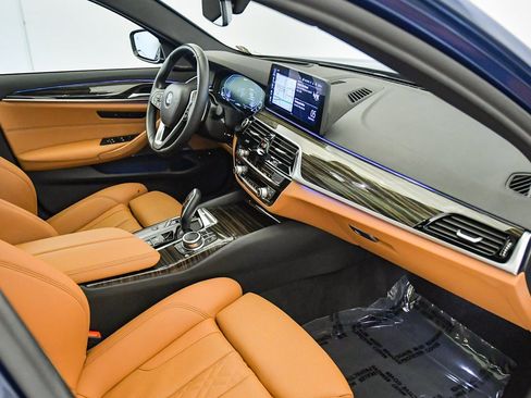 Certified 2022 BMW 530e w/ Premium Package image 16