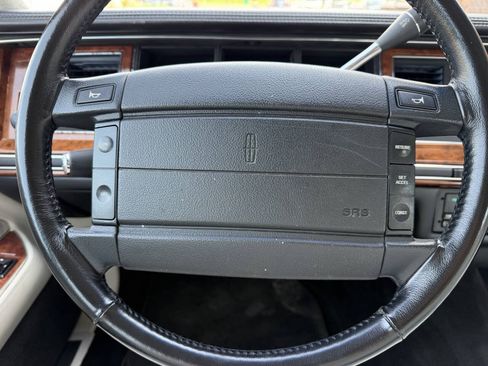 Used 1994 Lincoln Town Car Signature RWD image 17