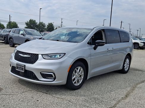 Used 2024 Chrysler Pacifica Touring-L FWD image 3