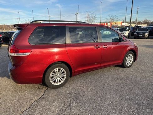 Used 2013 Toyota Sienna XLE image 6
