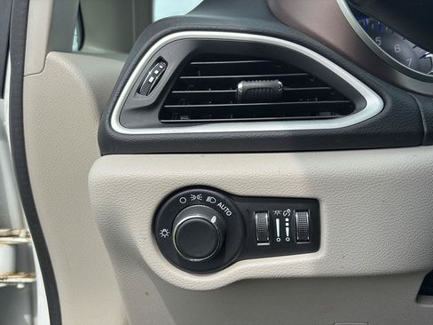 Used 2023 Chrysler Voyager LX FWD image 16