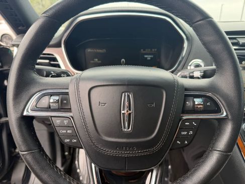 Used 2017 Lincoln Continental Premiere FWD image 18