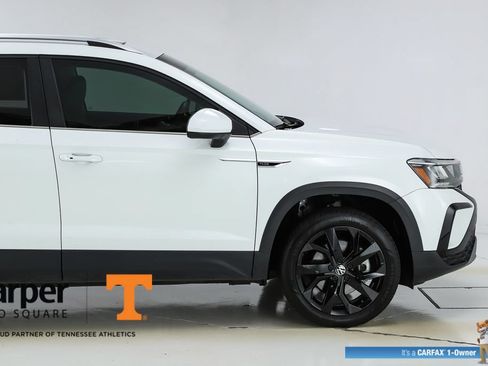 Used 2023 Volkswagen Taos SE w/ Panoramic Sunroof Package FWD image 12