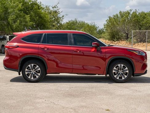 Used 2023 Toyota Highlander XLE FWD image 9
