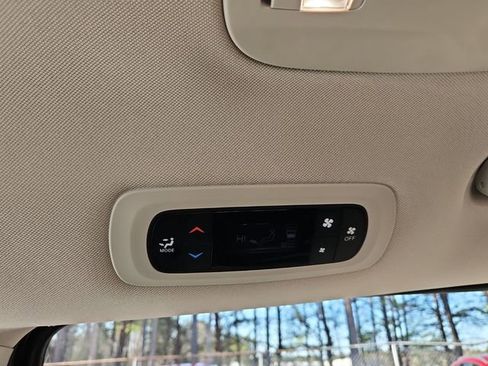 Used 2023 Chrysler Voyager LX image 16