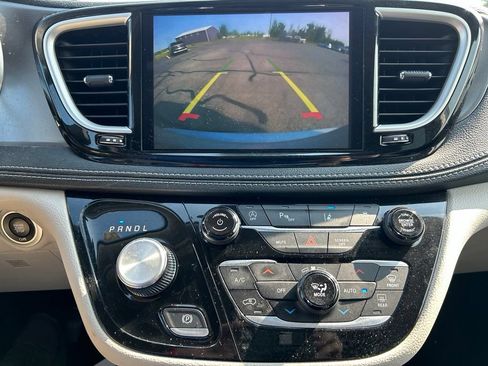 Used 2023 Chrysler Pacifica Touring-L AWD/4WD image 17