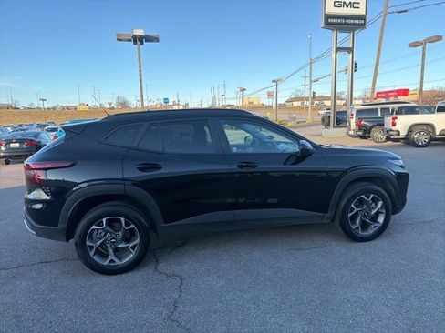 Used 2025 Chevrolet Trax LT w/ LT Convenience Package image 10