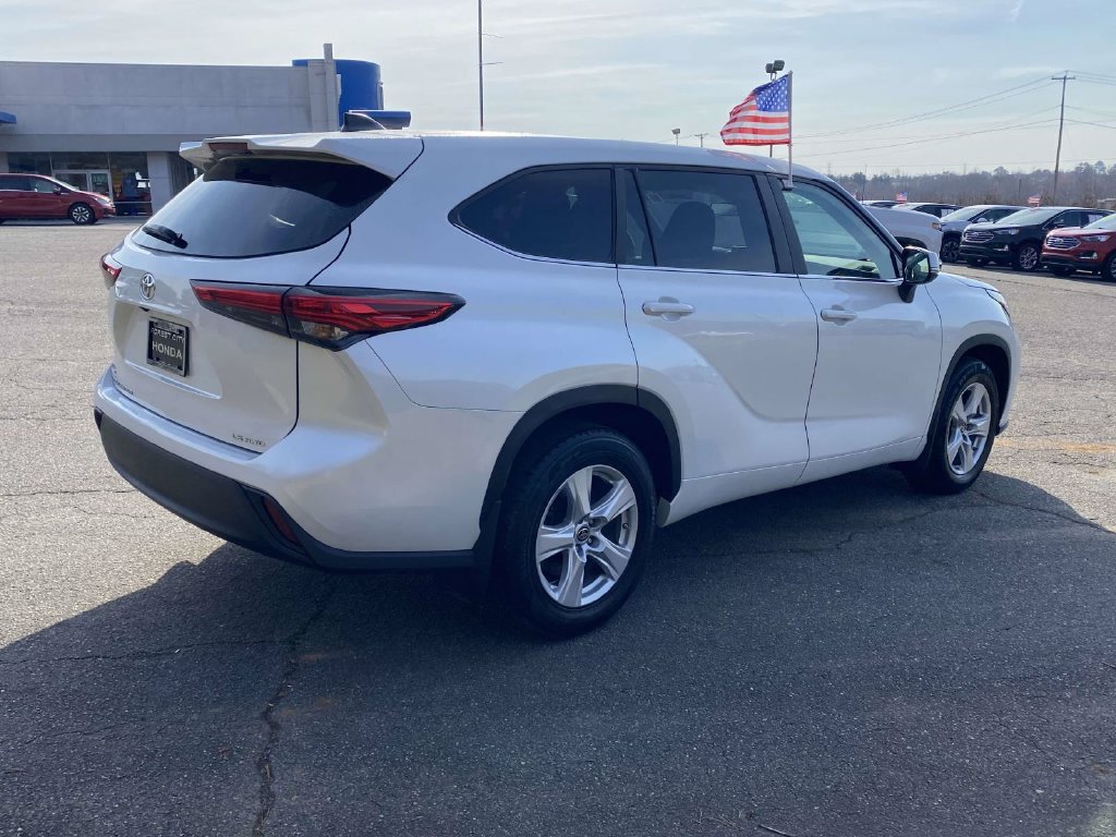 Used 2023 Toyota Highlander LE AWD/4WD image 5